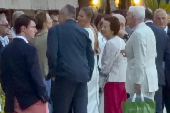 OTAC SNAŽNO GRLI MELINU PRED UDAJU ZA ENGLEZA (70)  Emotivne scene ispred restorana u Monaku: Kreatorka puca od sreće