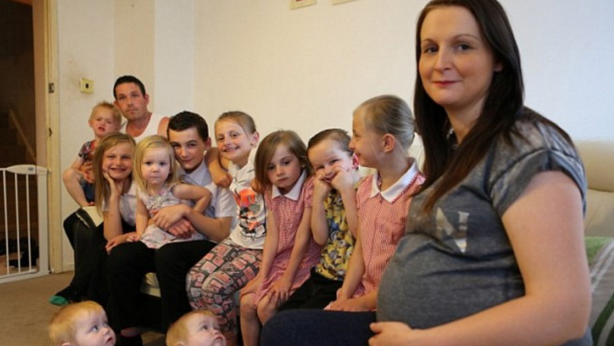 Cheryl Prudham to 33-letnia mama 12 dzieci z Wielkiej Brytanii. Kobieta żąda od Brytyjskiego Funduszu Zdrowia odszkodowania za to, że ostatni poród wykonany cesarskim cięciem "pozostawił jej ciążowy brzuch, który obniża jakość życia seksualnego".