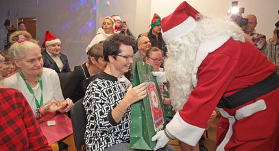 Św. Mikołaj zawitał do łódzkiego DPS-u. Przejmujące sceny. Łzy same cisną się do oczu... [ZDJĘCIA]