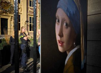Belg przykleił swoją głowę do obrazu Vermeera "Dziewczyna z perłą", trafił  do aresztu - Dziennik.pl