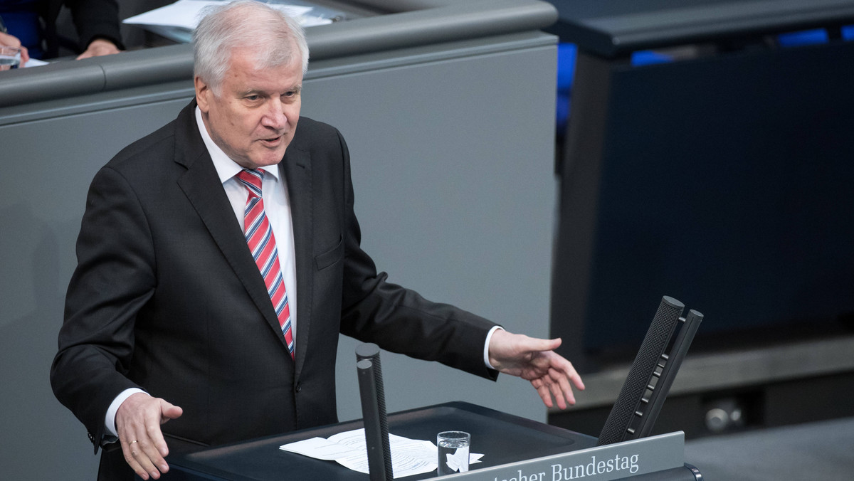 Minister spraw wewnętrznych Niemiec i zarazem przewodniczący bawarskiej Unii Chrześcijańsko-Społecznej (CSU) Horst Seehofer niespodziewanie zawiesił dziś ogłoszenie swego kompleksowego planu uregulowania migracji.