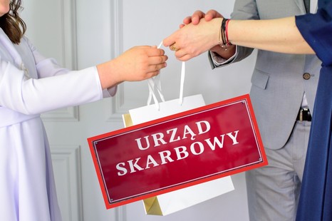Od prezentów i kopert na komunię zapłacisz podatek w 2026 r. Coraz częściej skarbówka informowana o prezentach