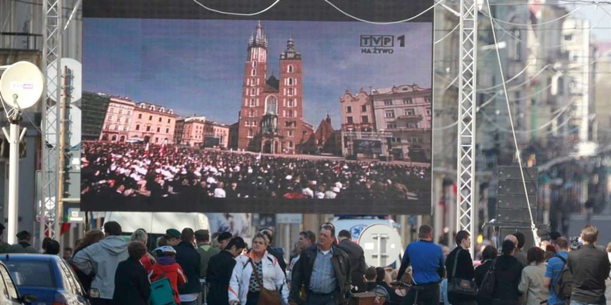 Niedzielne uroczystości pogrzebowe Lecha i Marii Kaczyńskich w Krakowie nie pobiły rekordu oglądalności. Pogrzeb Pary Prezydenckiej śledziło 13 mln widzów