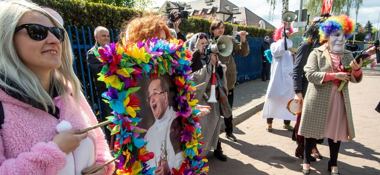 "Chryja pod Radiem Maryja". Manifestacja przeciwników katolickiej rozgłośni w urodziny ojca Rydzyka [ZDJĘCIA]