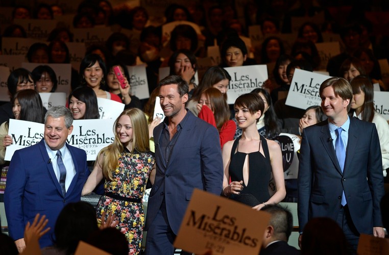 Producent Cameron Mackintosh, Amanda Seyfried, Hugh Jackman, Anne Hathaway i reżyser Tom Hooper na premierze 'Les Misérables' w Tokio