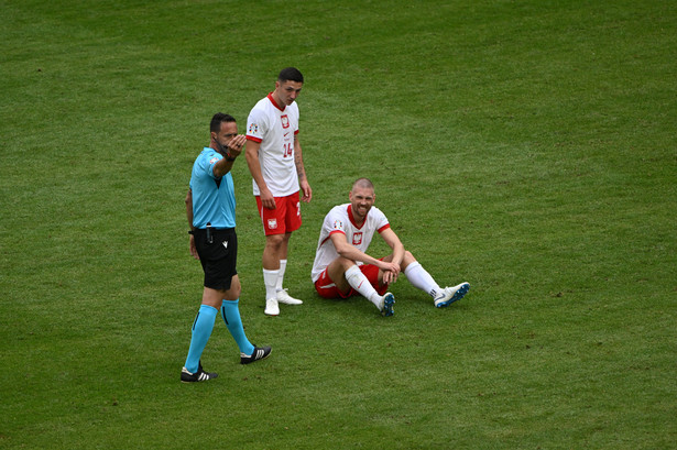 Piłkarze reprezentacji Polski Bartosz Slisz (C) i Bartosz Salamon (P) oraz portugalski sędzia Artur Soares Dias (L) podczas meczu grupy D mistrzostw Europy z Holandią
