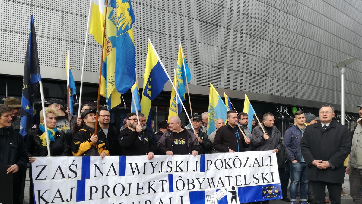 Blisko 100 osób protestowało w Katowicach przeciwko odrzuceniu przez Sejm projektu ustawy o mniejszościach etnicznych. Pikieta odbyła się pod hasłem "Odrzuceni. Niemy protest Ślązaków" i została zorganizowana przez Ruch Autonomii Śląska. – Chcemy być pełnoprawnymi obywatelami, a PiS tratuje nas jak obywateli drugiej kategorii – mówił dziś Janusz Wita, radny Sejmiku Śląskiego i członek zarządu RAŚ.