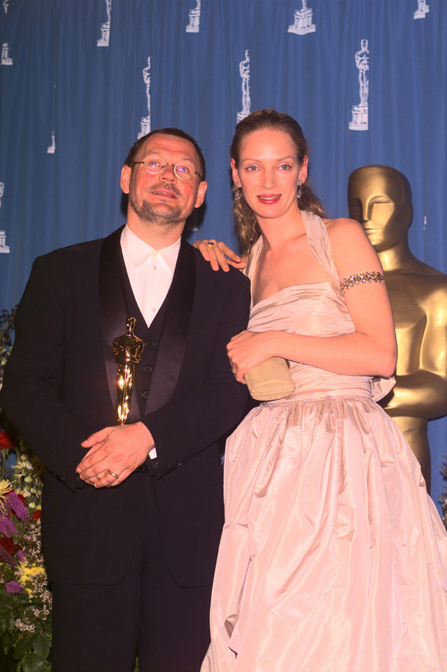 Janusz Kamiński z Oscarem za "Szeregowca Ryana" (1999) oraz Umą Thurman