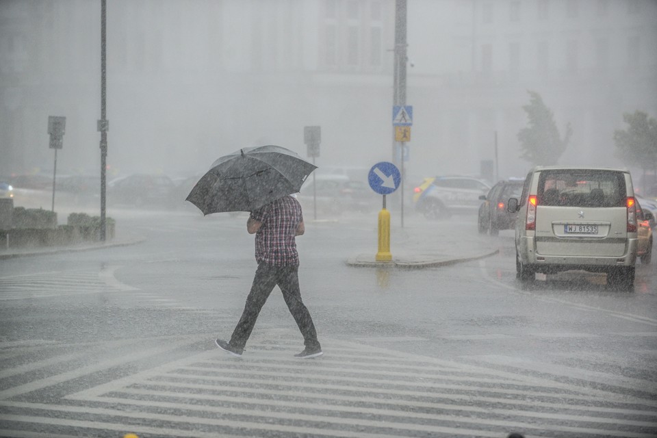 WARSZAWA POGODA ULEWA (deszcz na warszawskich ulicach)