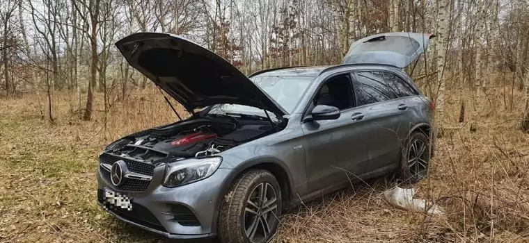 W lesie stał Mercedes z otwartymi drzwiami, maską i klapą bagażnika