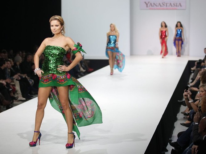 Folklor wciąż na topie? Folkowe kreacje na tygodniu mody w Moskwie