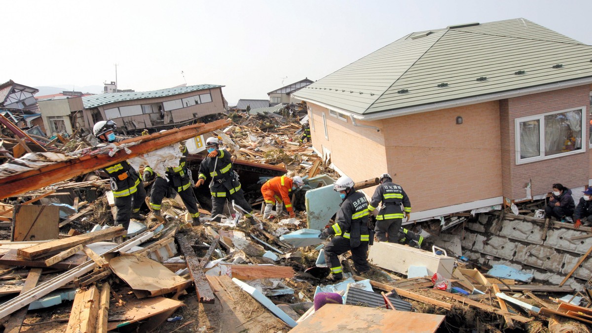 11 marca świat wstrzymał oddech. Wielkie trzęsienie ziemi i wywołana przez nie fala tsunami zniszczyły wybrzeże Japonii. Wstrząsy uszkodziły elektrownię atomową Fukushima, w wyniku czego doszło do wybuchów reaktorów i skażenia nuklearnego. Tragedia poruszyła także dziennikarzy obywatelskich, którzy dokonali wielu analiz i ocen, a swoje przemyślenia zamieścili w swoich licznych artykułach w serwisie Dziennikarstwo Obywatelskie.