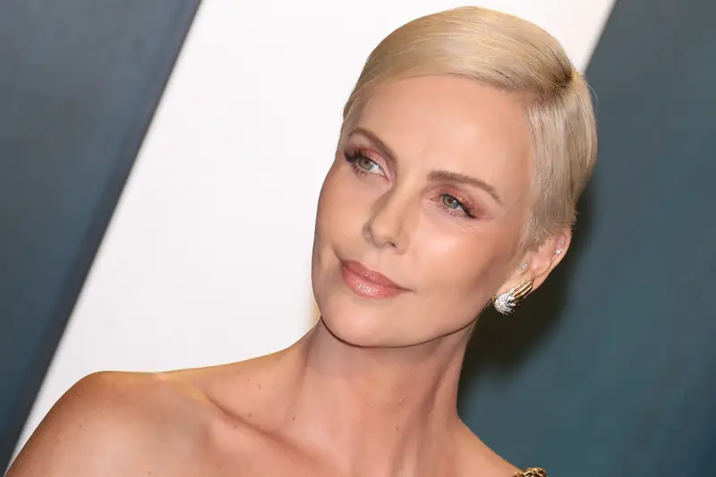 Modne fryzury / Charlize Theron / Toni Anne Barson /GettyImages 