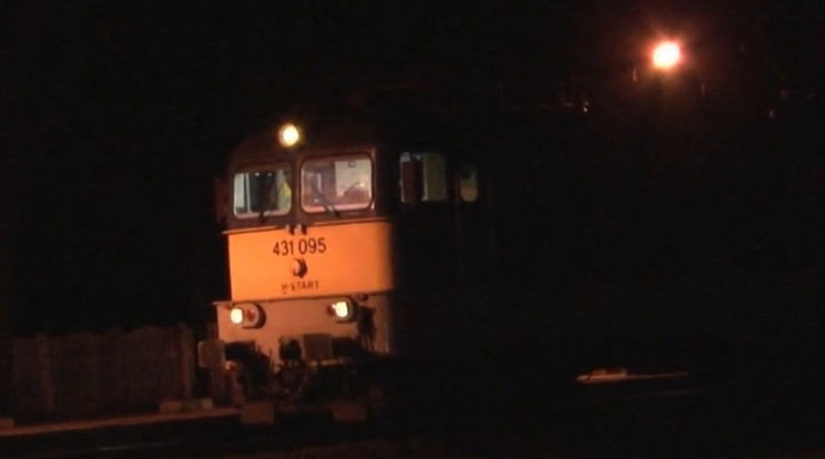 Erre a vonatra kapaszkodott fel két férfi kedden Halmajon, ami után az egyikük lezuhant és életét vesztette / Fotó: TV2