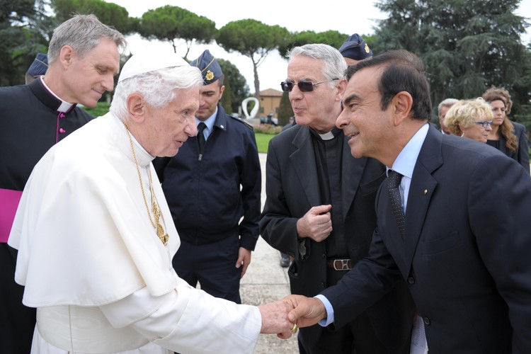 Benedykt XVI i Carlos Ghosn, prezes i dyrektor generalny grupy Renault