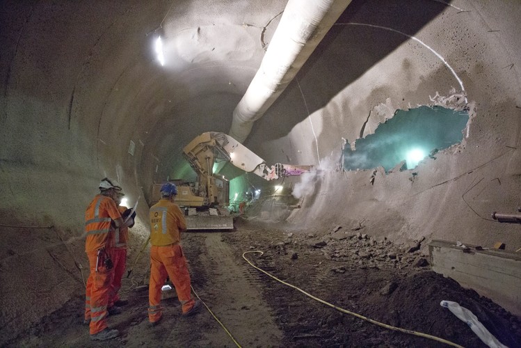 Pierwsi pasażerowie pojadą pociągiem na linii Crossrail pod koniec 2018 r. Szacuje się, że rocznie z nowego połączenia korzystać będzie 200 mln osób.

<br>Na zdj. Prace na stacji Whitechapel  we wschodnim Londynie. <br><br>Fot. EPA/JOHN ZAMMIT Dostawca: PAP/EPA