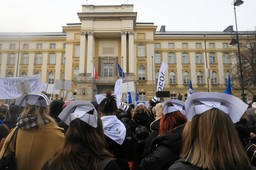 Pielęgniarki protestują ws. wynagrodzeń. „Mamy déjà vu. Niedawno tak samo postępował Mateusz Morawiecki”