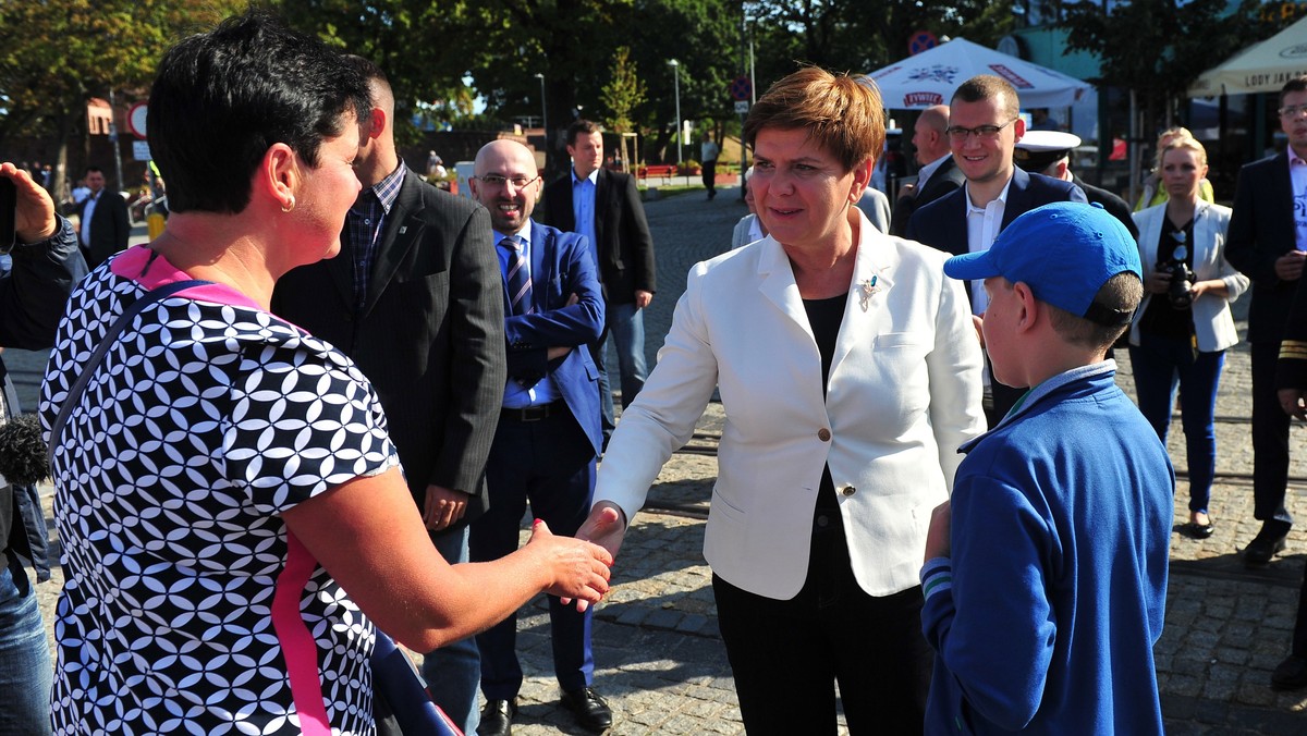 Miarą międzynarodowej pozycji Polski jest to, że nadchodzące wybory parlamentarne w tym kraju przyciągają uwagę zarówno Waszyngtonu, Londynu, Berlina i Moskwy. Teraz Polska, która odniosła sukces, szykuje się na zmiany – pisze w poniedziałek "Financial Times". Co ciekawe, "FT" pisze, że pocieszające jest to, że kandydatką PiS na premiera jest utalentowana Beata Szydło.