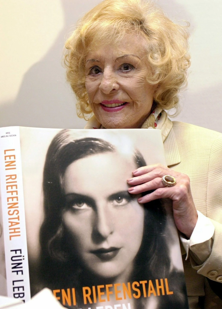 Leni Rifenštal sa svojom autobiografijom
