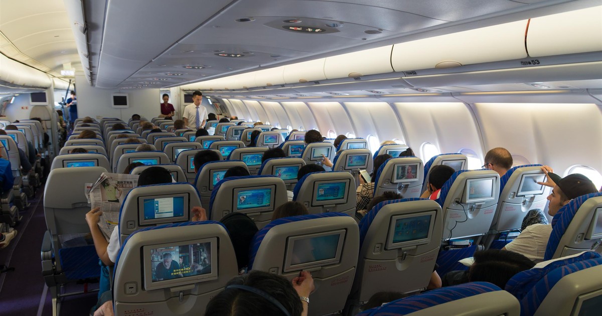 Ukryte kamery w samolotach! Większość pasażerów nie ma o tym pojęcia. Gdzie się znajdują?