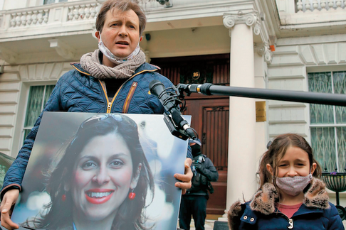 Richard Ratcliffe, mąż Nazanin Zaghari-Ratclife, protestuje z ich córka Gabriella przed ambasada Iranu w Londynie, 8 marca 2021 r.