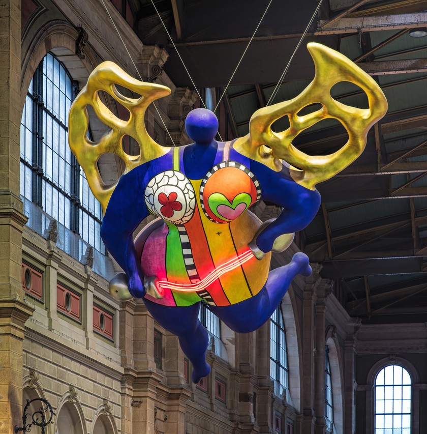 «L’ange protecteur» von Niki de Saint Phalle, ein riesiger Nana-Engel, wacht über die Reisenden am Zürcher Hauptbahnhof.