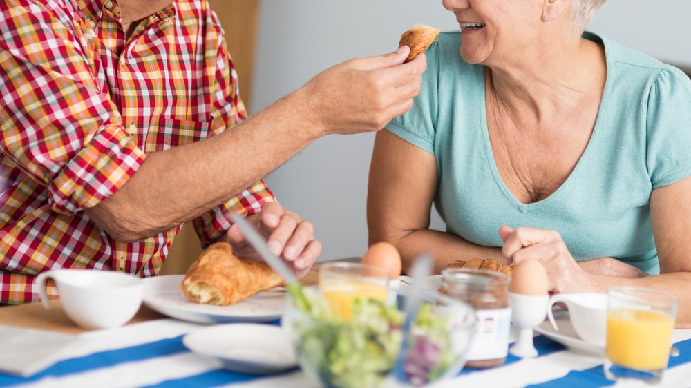 Seniori by počas horúčav mali premýšľať nad voľbou stravy.
