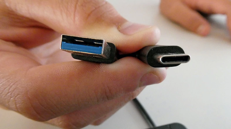 Tylko Asus obok łącza USB typu A ma również nowoczesne gniazdo USB-C (na zdjęciu po prawej stronie)