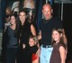 Persze azóta számos híresség élt ezzel a sorral, amikor a nyilvánossággal is megosztották a válásukat, az idő mégis bebizonyította, hogy Bruce Willis és Demi Moore szövetsége valóban egy életre szólt. 2001-ben például családként jelentek meg Willis új filmjének premierjén. 