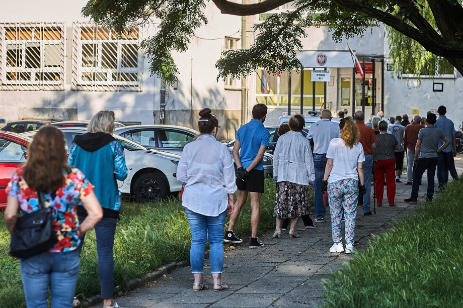 Wyborcy oczekujący na wejście do lokalu wyborczego w Łodzi 