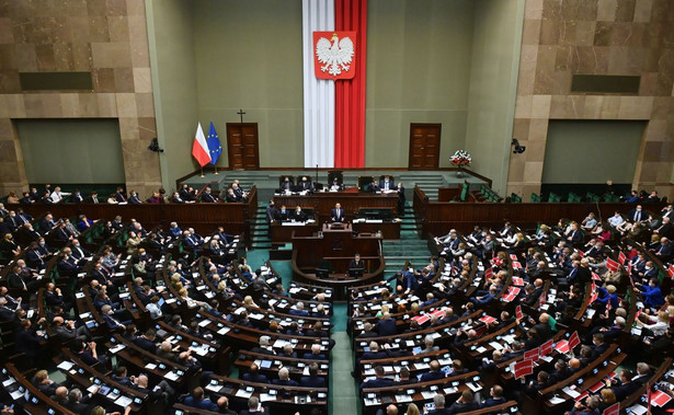 Posłowie na sali obrad w drugim dniu posiedzenia Sejmu w Warszawie