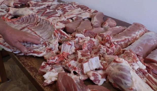 Iskusni mesari otkrivaju što se krije u jeftinom mlevenom mesu 