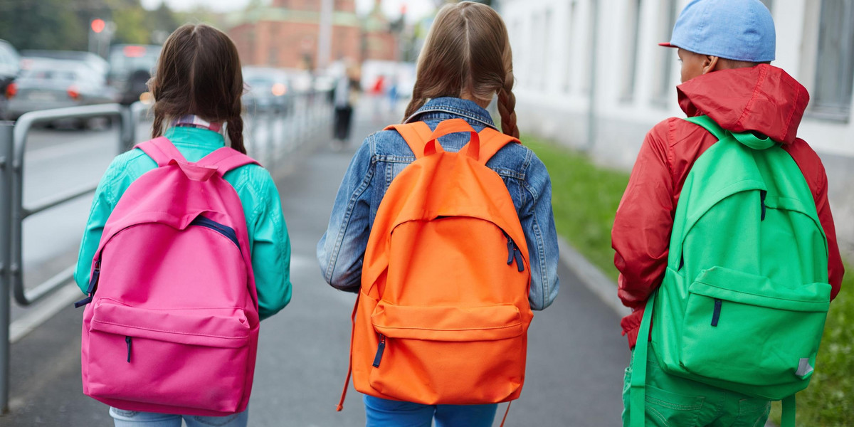 dzieci idące do szkoły