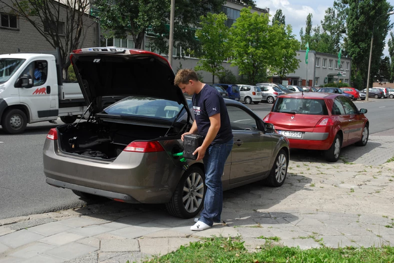 Często dolanie paliwa wcale nie rozwiązuje problemu – auto nadal może nie dać się uruchomić