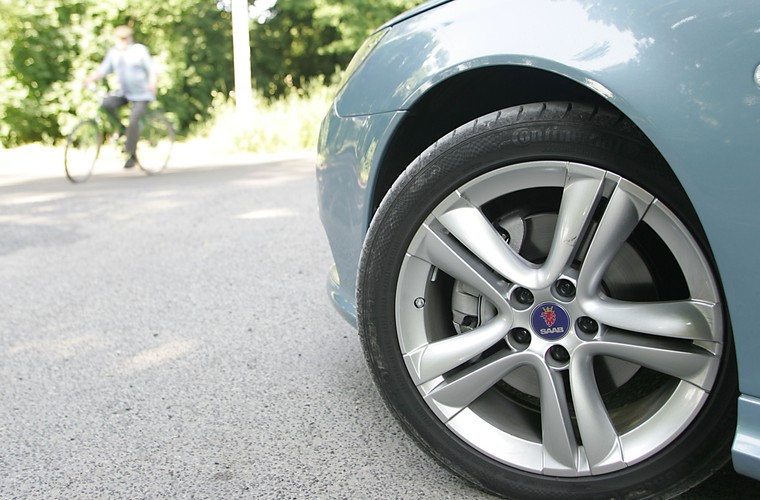 30-centymetrowe tarcze hamulcowe powodują przeciążenie, podobne do ciągu wstecznego odrzutowca