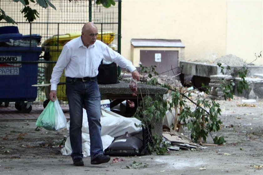 Stanisław Tym dokarmia... koty