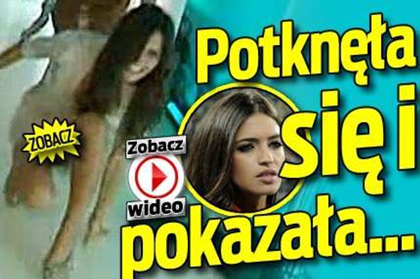 Potknęła się i pokazała majtki. Wideo