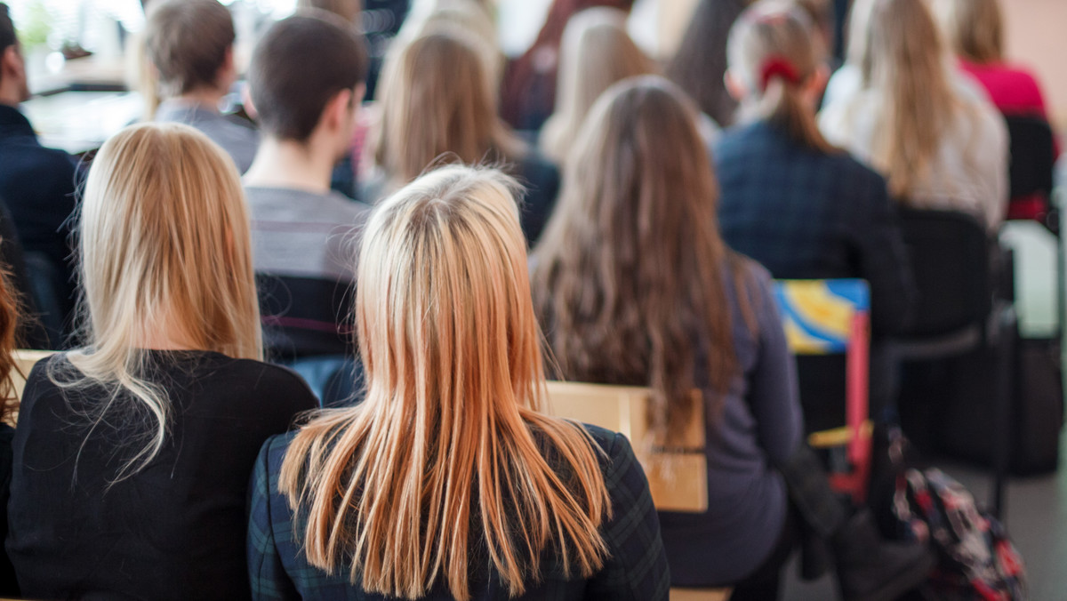 Ksiądz puścił na religii horror o egzorcyzmach. Uczniowie są przerażeni