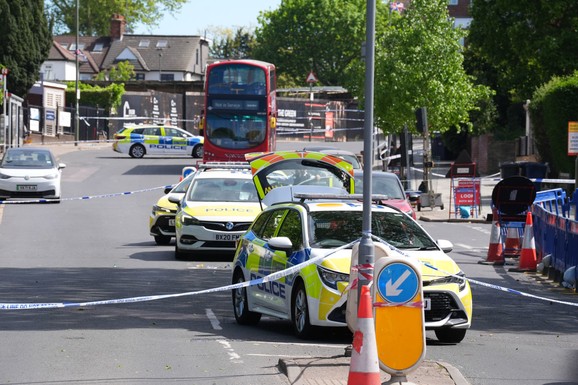 (VIDEO) TERORISTIČKI NAPAD U LONDONU! Napadač izbo dvojicu Jevreja na ulici: Policajci ga savladali elektrošokerom