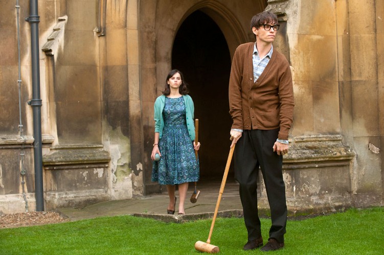 <strong>„Teoria wszystkiego”</strong>
<br><br>
Obraz koncentruje się na relacji astrofizyka Stephena Hawkinga (Eddie Redmayne) z jego pierwszą żoną, Jane Wilde (Felicity Jones). Młoda para poznała się na studiach w Cambridge w latach sześćdziesiątych, a w 1965 roku pobrała się. W wieku 21 lat u naukowca zdiagnozowano stwardnienie zanikowe boczne. Jane opiekowała się mężem do 1991 roku, kiedy to sąd orzekł separację. W 1995 roku Hawking poślubił swoją pielęgniarkę Elaine Mason. Po rozwodzie z Mason w 2006 roku Hawking i Wilde ponownie zbliżyli się do siebie i do dziś są dobrymi przyjaciółmi. (opis dystrybutora)