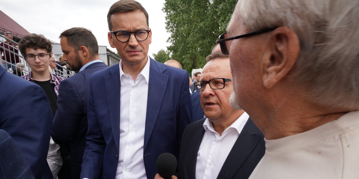 Premier Morawiecki kontynuuje objazd po Polsce, w trakcie którego promuje program PiS - Polski Ład. Na Śląsku mówił, że "kolejne pokolenia Ślązaków będą częściej wjeżdżać windami do góry na wysokie wieżowce i podejmować inne zawody" niż w górnictwie. 