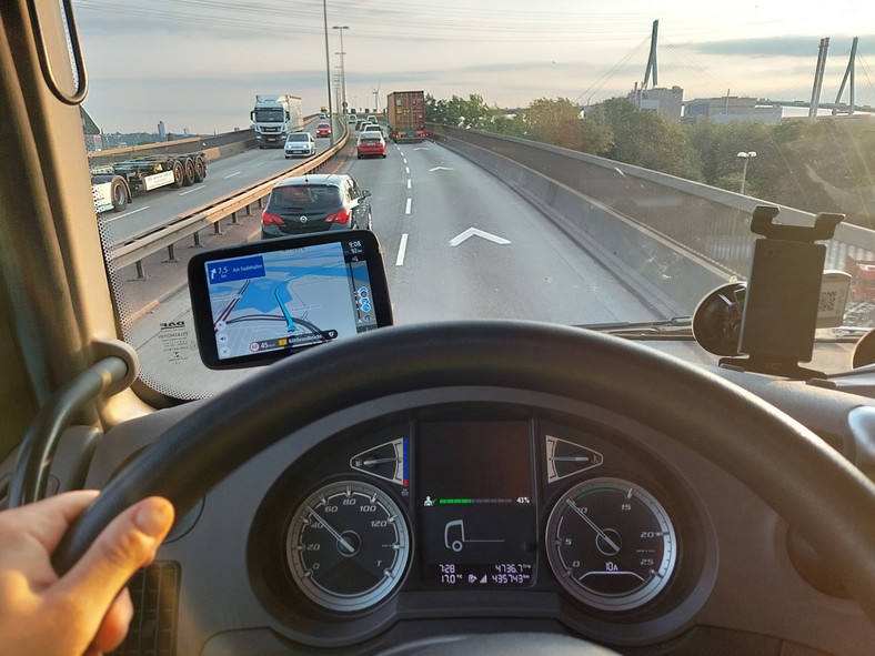 TomTom GO Expert 7. Jak prowadzi nawigacja dla ciężarówek? To sprzęt w