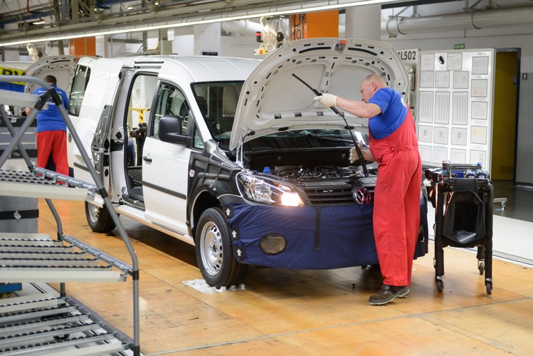 W zakładzie w Poznaniu zatrudnionych jest około 6 tys. 800 pracowników. Obok Caddy produkują także wersję modelu Transporter (27 tys. 400 samochodów w 2014 r.) oraz podzespoły (3,3 mln odlewów w 2014 r.)
<br><br> 
fot.(jk/mr) PAP/Jakub Kaczmarczyk