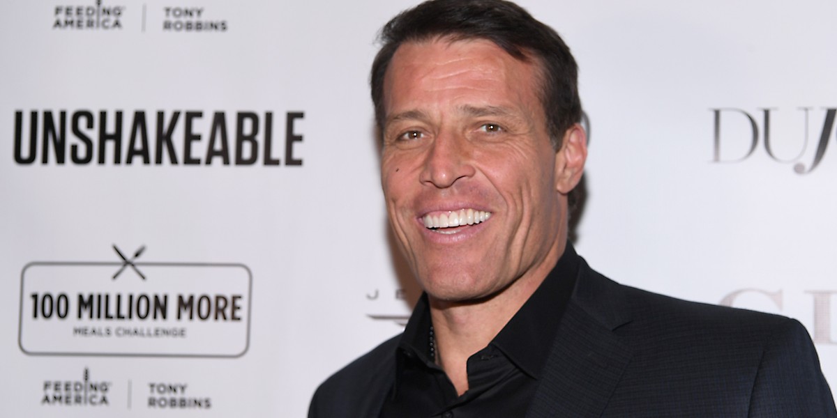 Tony Robbins jest popularnym trenerem życiowym i autorem książek motywacyjnych