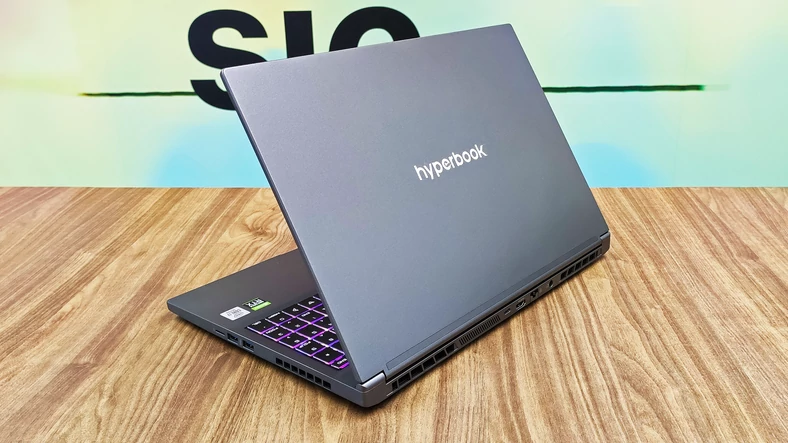 Hyperbook Pulsar V15 – wygląd laptopa z tyłu