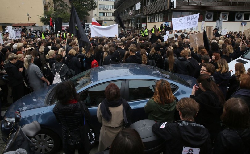 Czarny protest przed siedzibą PiS