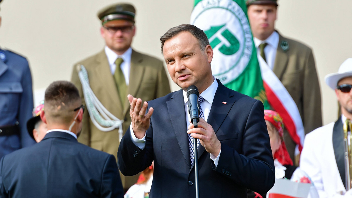 Władze Szczecinka domagają się od powiatu 900 zł, które miejska komunikacja miała stracić w związku z przyjazdem Andrzeja Dudy. Prezydent zaoferował, że "jeśli jest problem, może te koszty pokryć z własnej kieszeni".