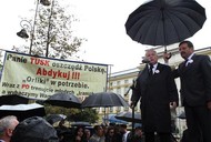 Prezes Jarosław Kaczyński. Parasol trzyma Janusz Śniadek z PiS 