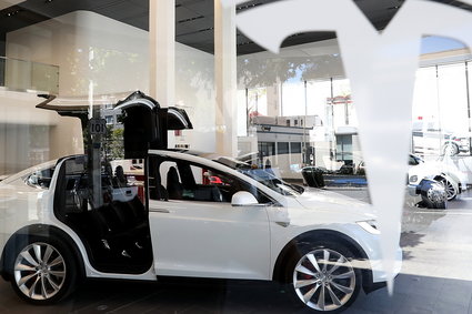 Tesla chce w przyszłości sprzedawać swoje samochody w pakiecie z ubezpieczeniem i serwisem aut
