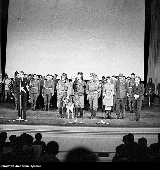 "Czterej Pancerni i pies". Premiera serialu w Sali Kongresowej Pałacu Kultury i Nauki w Warszawie, 1966 r. W pierwszym szeregu aktorzy w mundurach z serialu: od lewej Janusz Gajos, Włodzimierz Press, Roman Wilhelmi, Małgorzata Niemirska